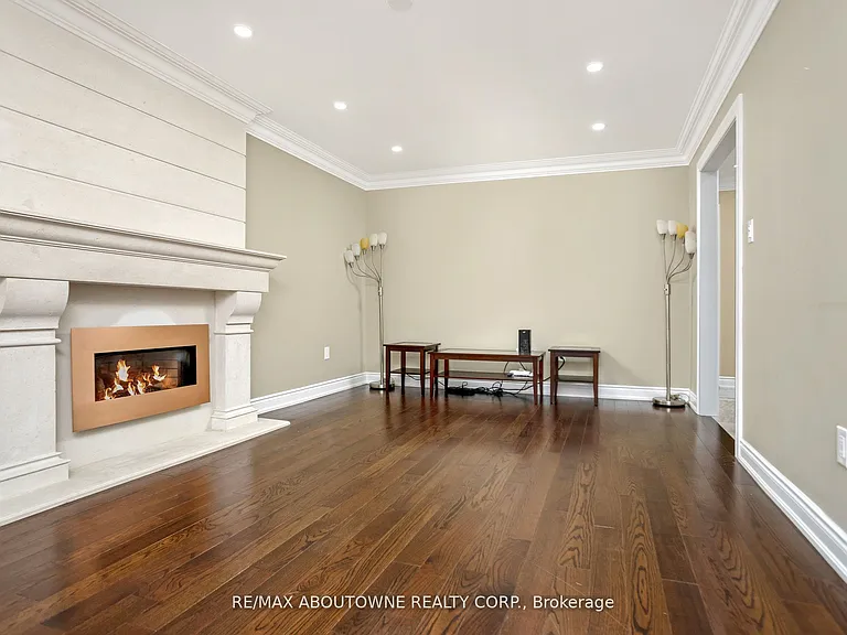 2235 Grenville Dr — Photo 15