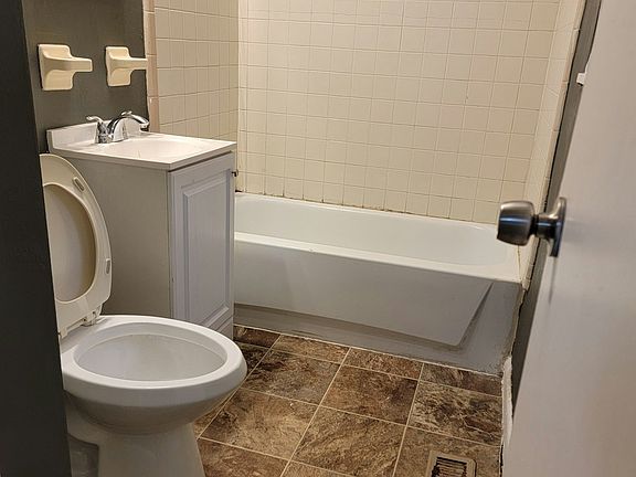 4th image of 1830 W Riverview Ave APT C