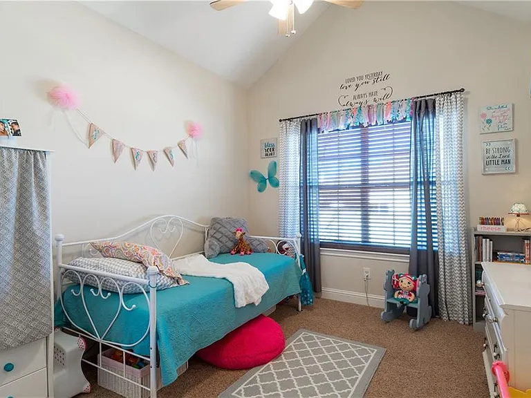 225 Glenview Dr — Photo 16