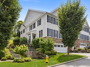 19 Dennis Ln, Pleasantville, NY 10570