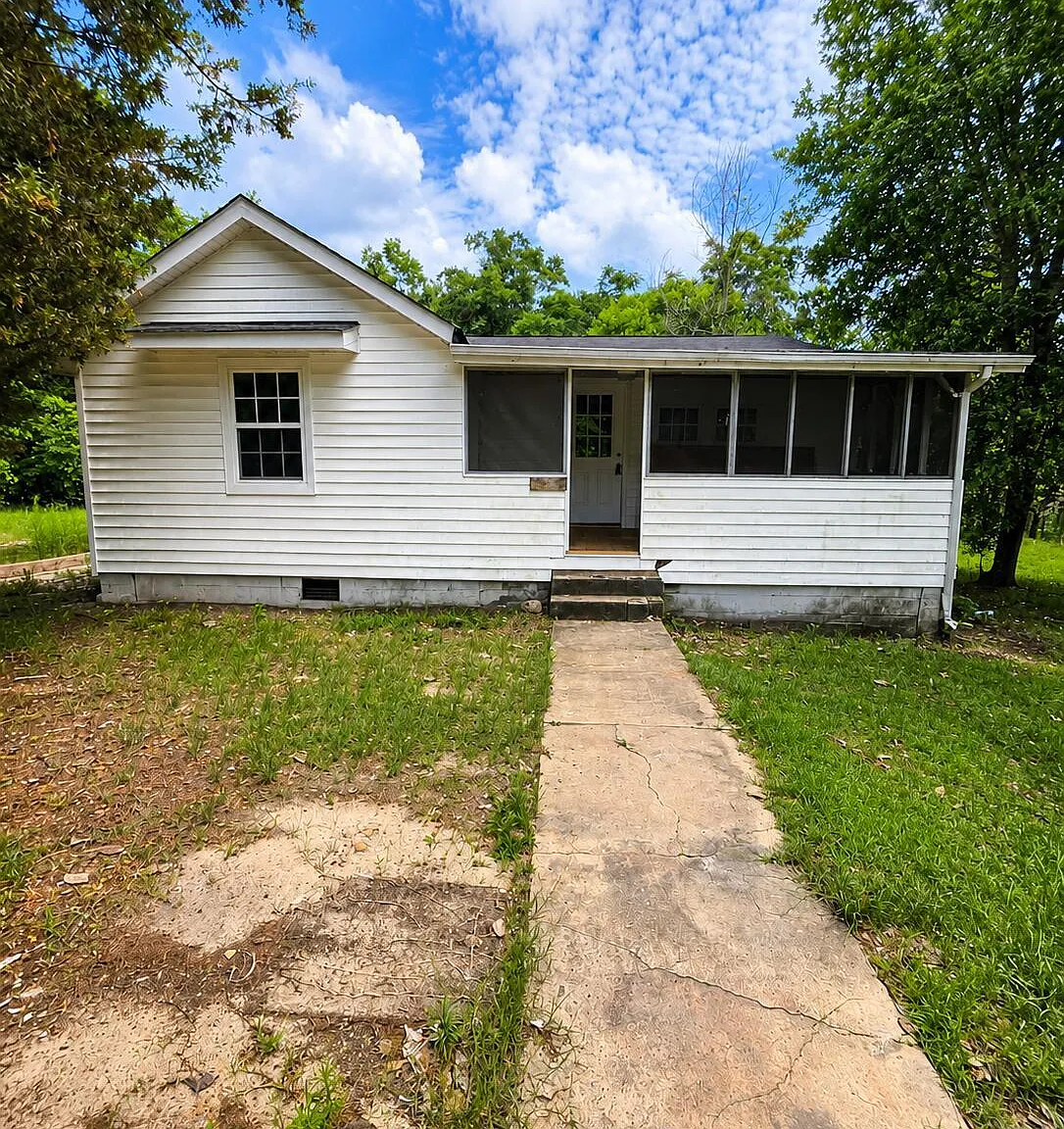 3 bed, 1.0 bath, 944 sqft, $1,550 — Photo 1