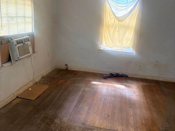 3rd image of 959 Combs St