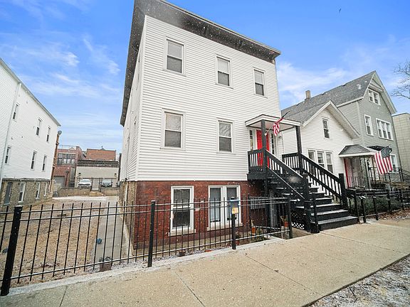 3rd image of 2646 N Marshfield Ave APT 1R
