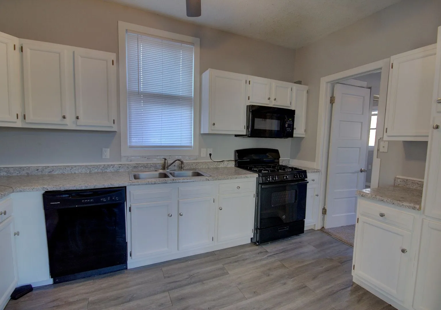 Coming Soon - Welcome To This Charming 3bd, 2ba Single-Family House Located In Davenport, Ia! — Photo 2