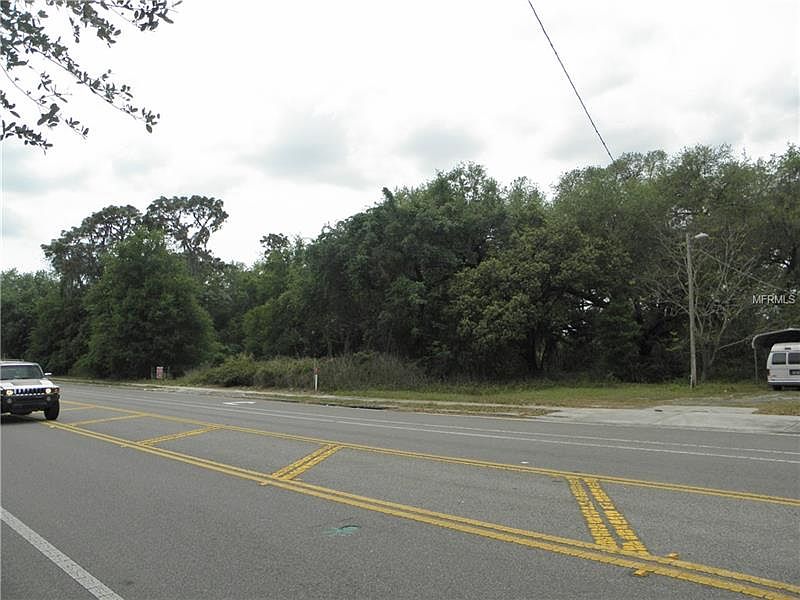 2nd image of 3816 Lakewood Dr