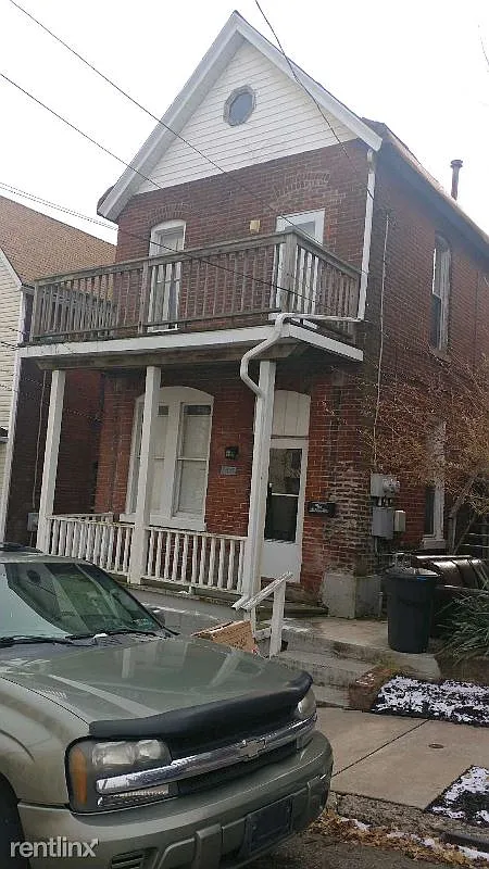 44 Cowan St photo 1
