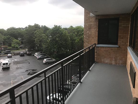 5th image of 60 Parkway Dr E APT 3M