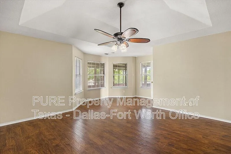 3 bed, 2.0 bath, 1977 sqft, $2,050 — Photo 3