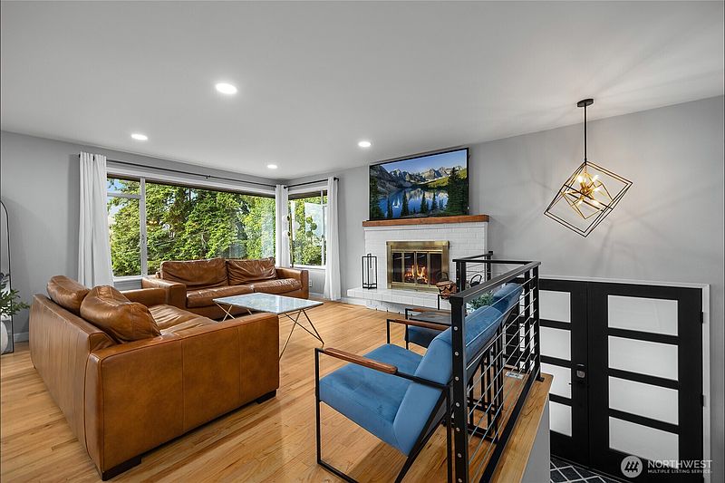 4th image of 18230 88th Avenue W