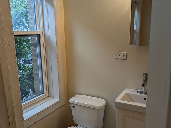 3rd image of 4421 N Broadway St APT 11