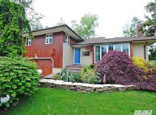 1035 Roxbury Dr, Westbury, NY 11590