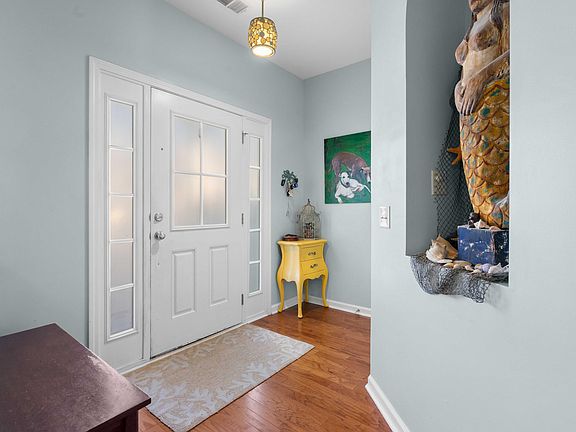 3rd image of 407 Forsythia Ave