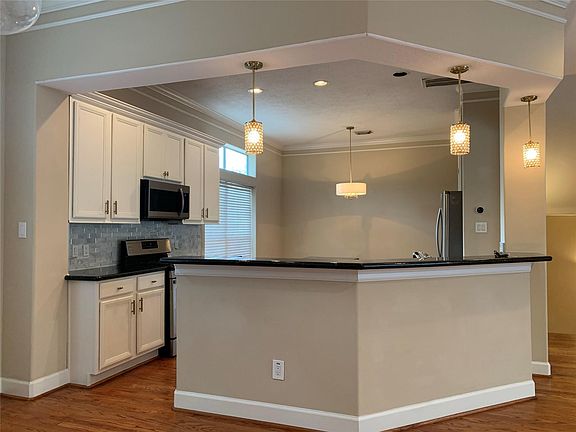 4th image of 406 Fowler St