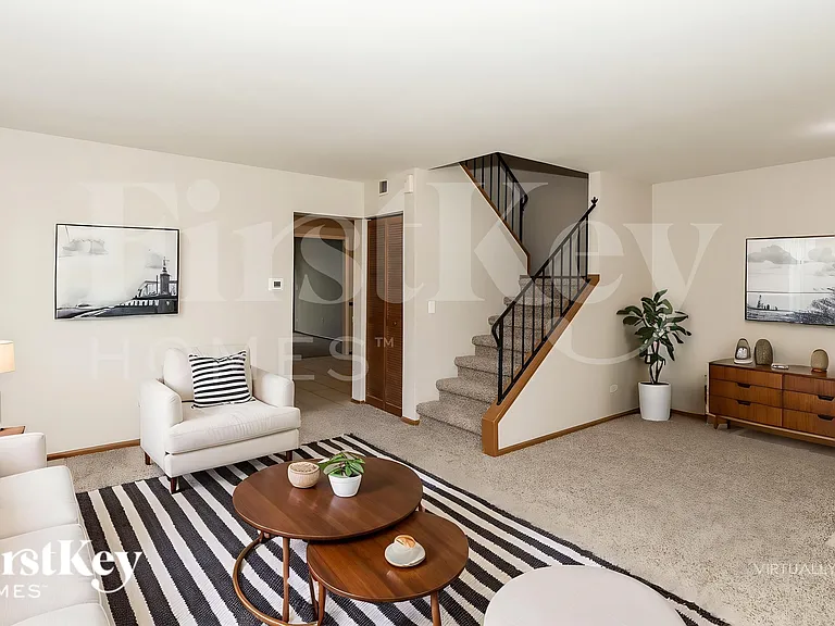 1045 Camden Ln — Photo 4