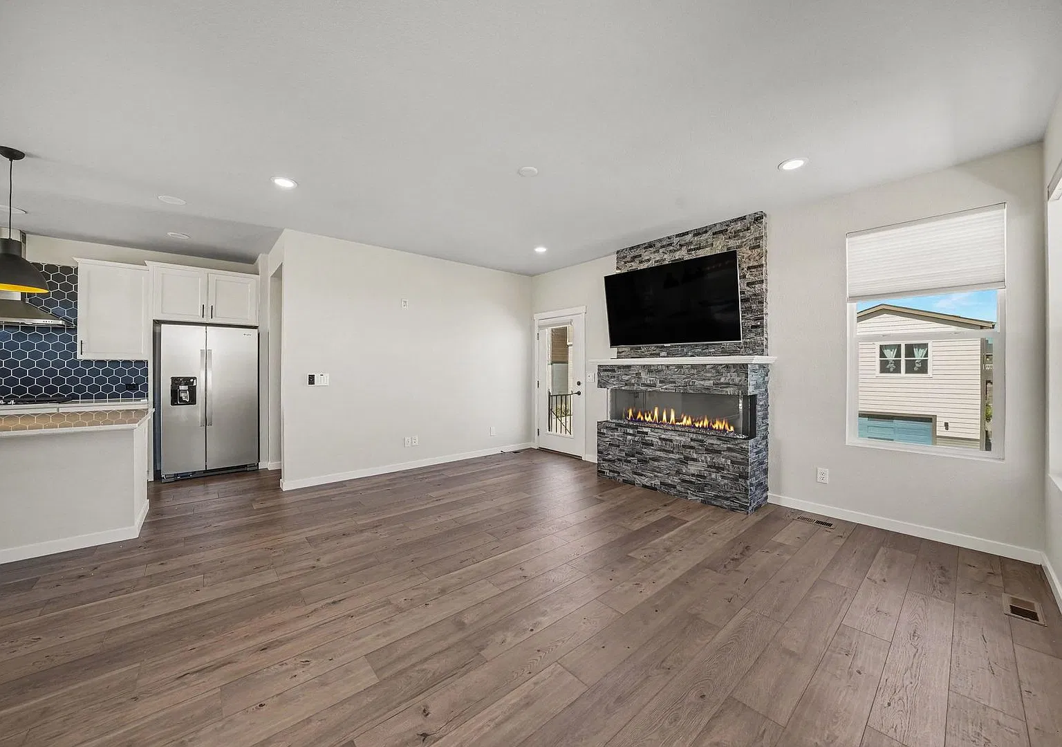 Modern Hannah Ridge Home with Three Private Bedroom Suites Attached Garage — Photo 3