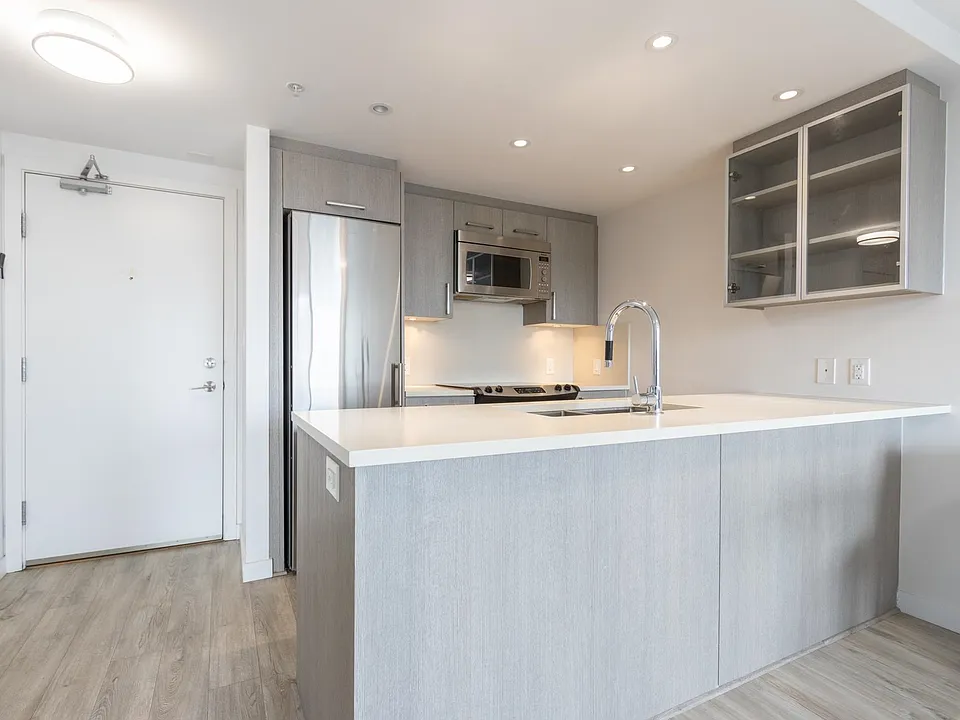 933 Hastings St E #712