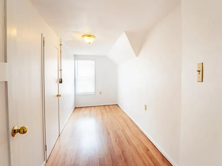 1034 Milton St N — Photo 11