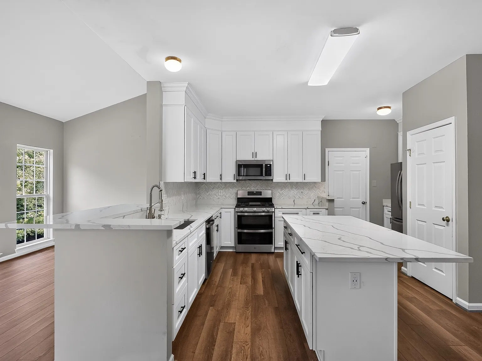 5 bed, 2.5 bath, 2736 sqft, $3,500 — Photo 3