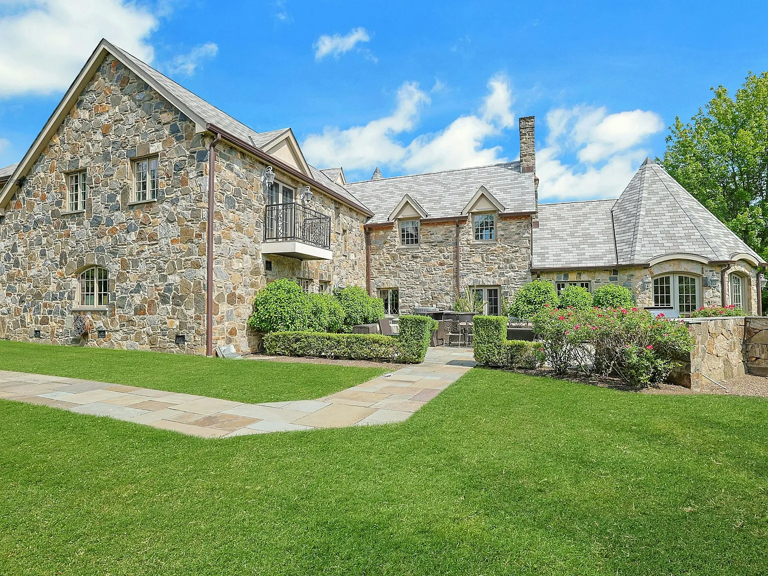 4 bed, 2.5 bath, 4600 sqft, $18,750 — Photo 2