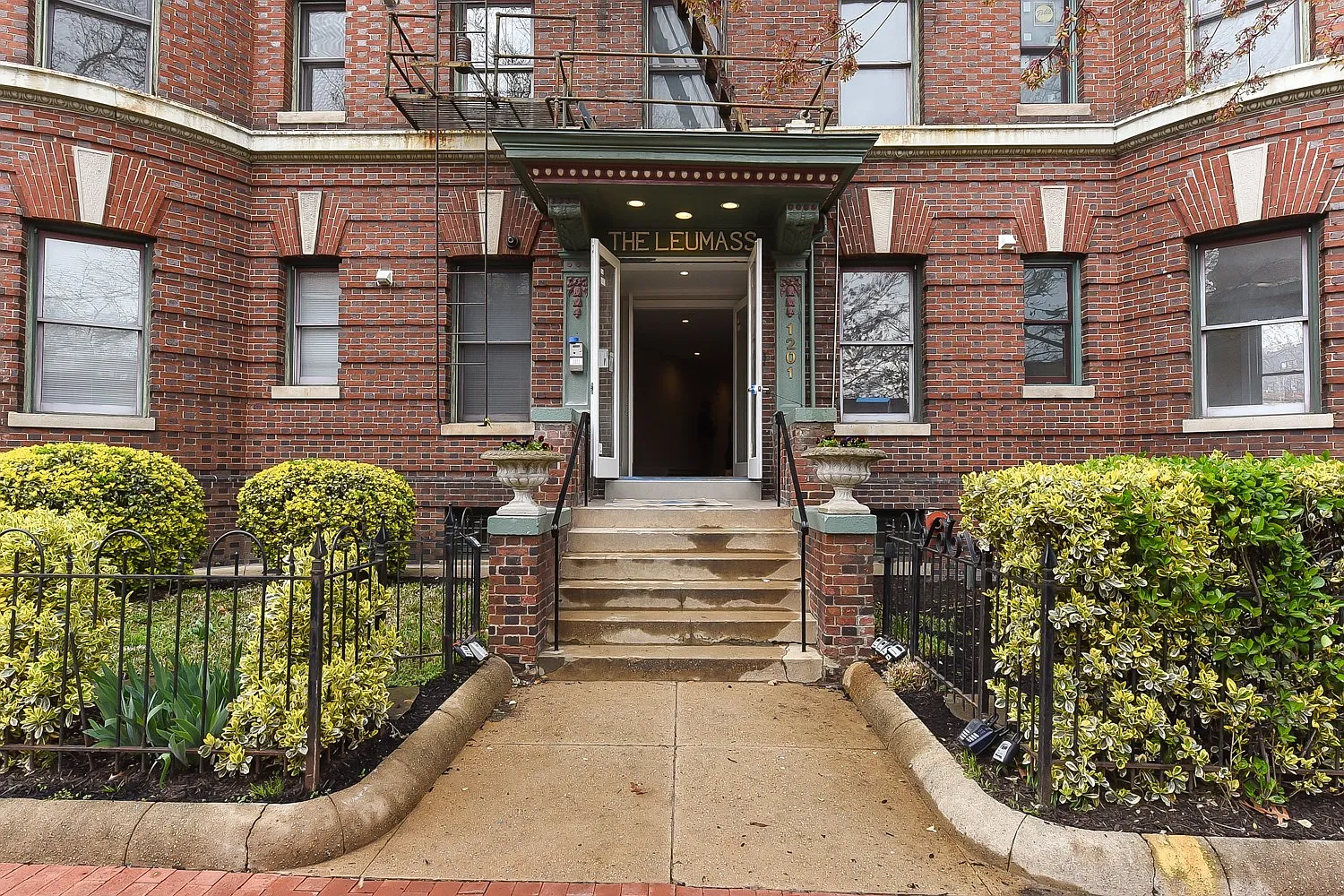 Newly Renovated Logan Circle One Bedroom One Bath With Washer/Dryer In Unit, Pets Welcomed!, Stai... — Photo 1