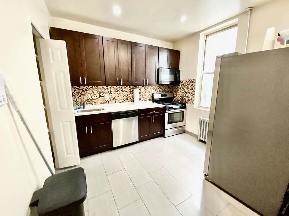 1st image of 10-31 Jackson Ave #2R