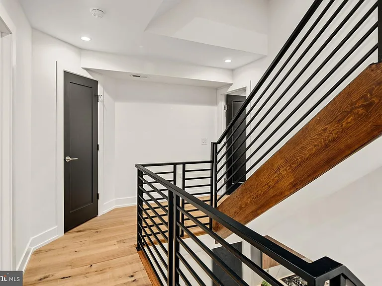 2403 Grays Ferry Ave — Photo 13