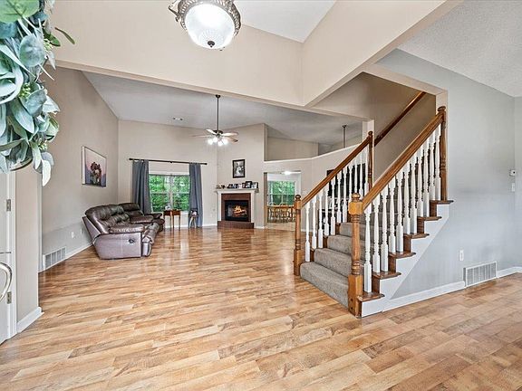 3rd image of 375 Leggett Dr