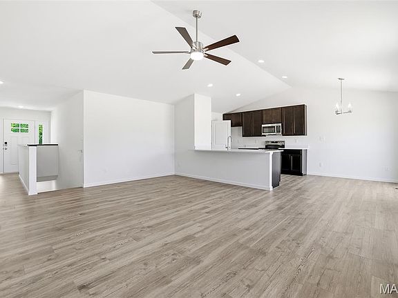 5th image of 565 Edison Way