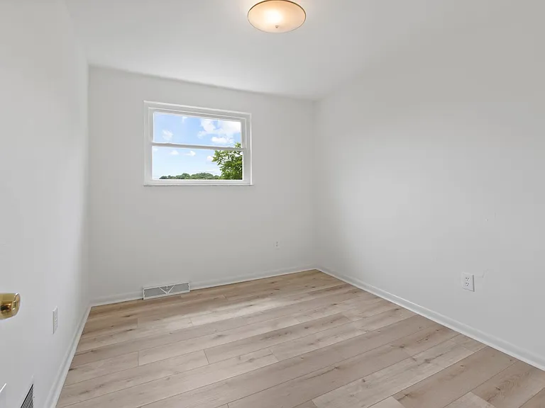 2055 Luehm Ave — Photo 19