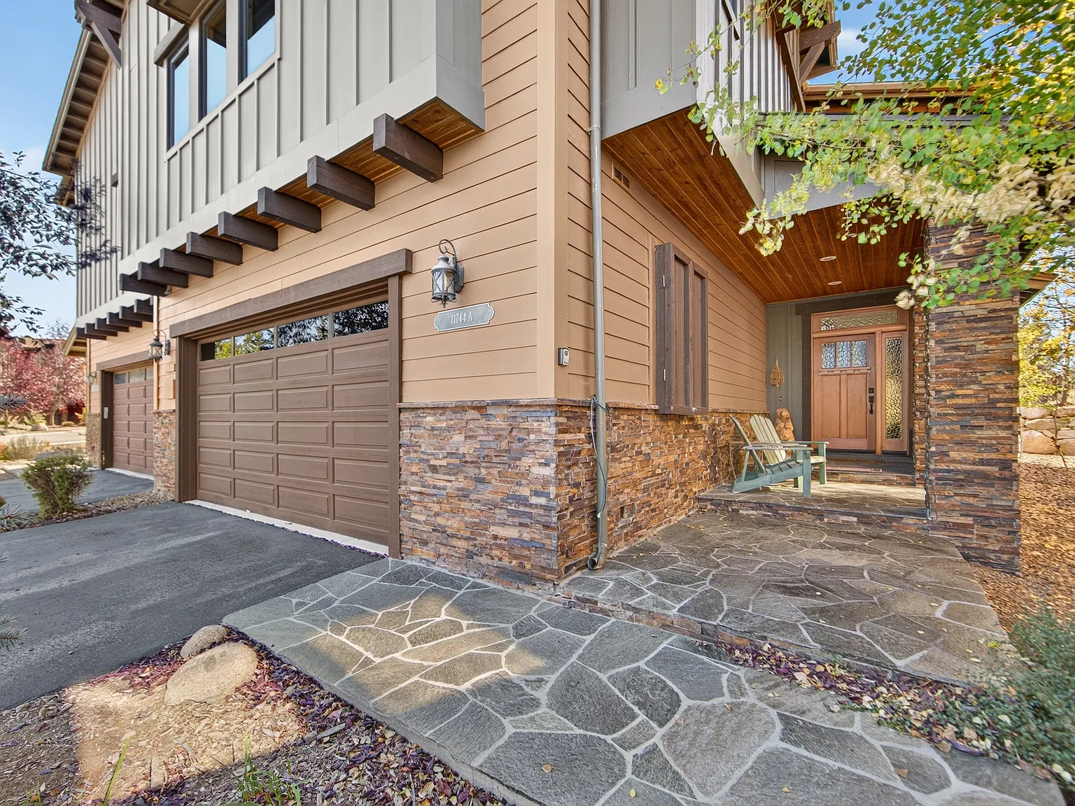 3 bed, 2.5 bath, 2565 sqft, $5,986 — Photo 3