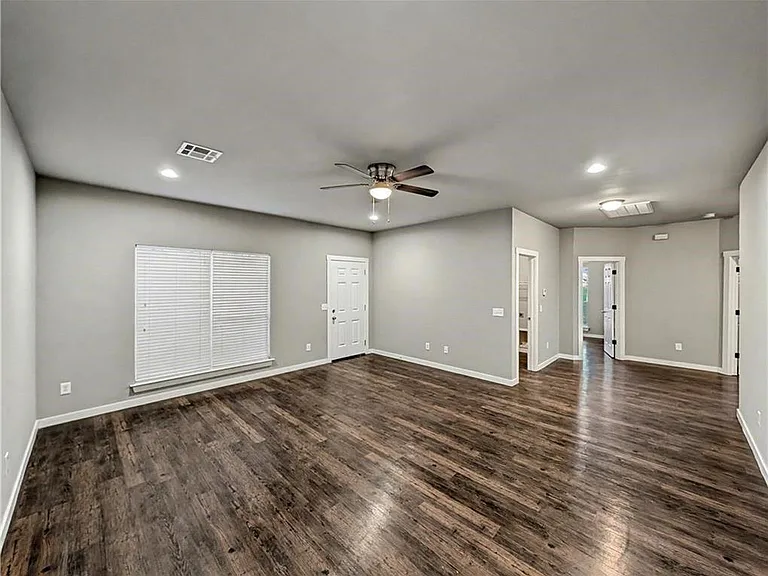 862 Oakwood Ln — Photo 7