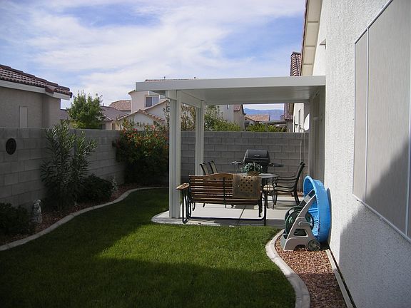 backyard w/ grass 