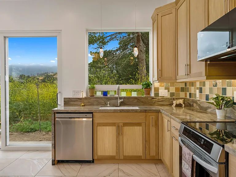 2534 Whitney Ave #A — Photo 8