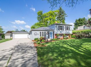 8463 S Griffin Ave, Oak Creek, WI 53154