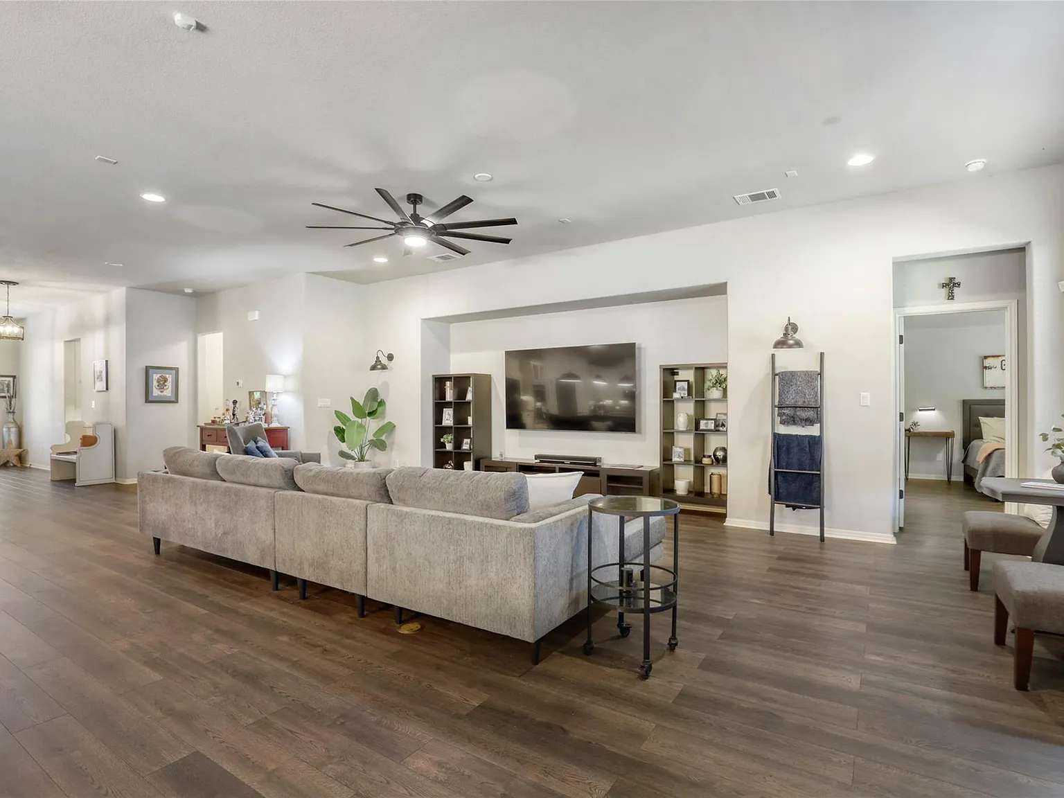 4 bed, 3.0 bath, 2721 sqft, $4,850 — Photo 4