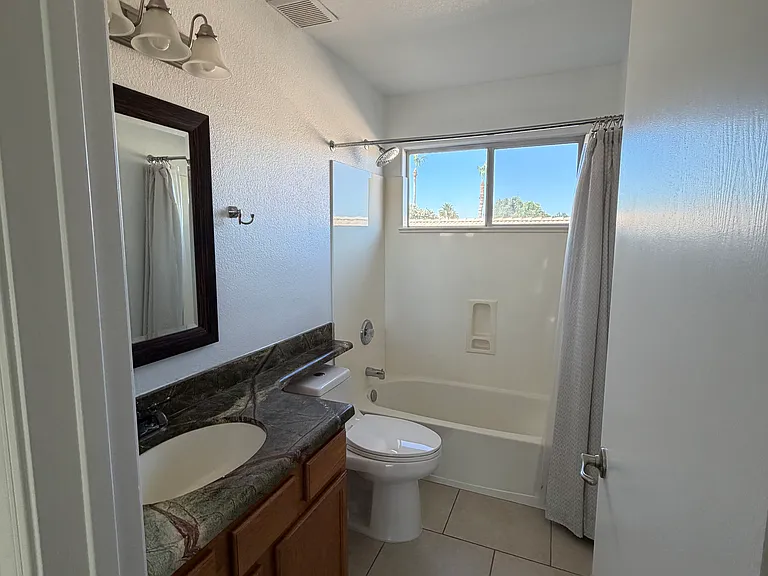 1124 W Laurel Ave — Photo 23