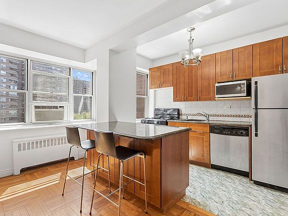 3rd image of 550 Grand St APT H7g