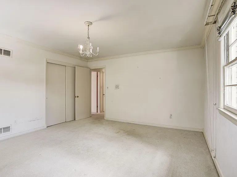 1429 Laburnum St — Photo 2