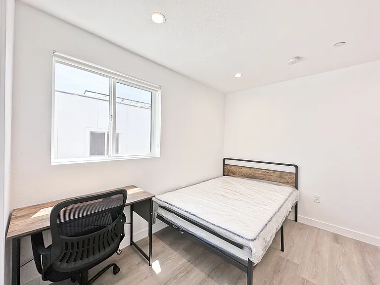 1363 1/2 W 35th St #9 — Photo 23