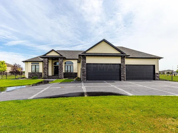 1925 Burlington Dr, West Fargo, ND 58078