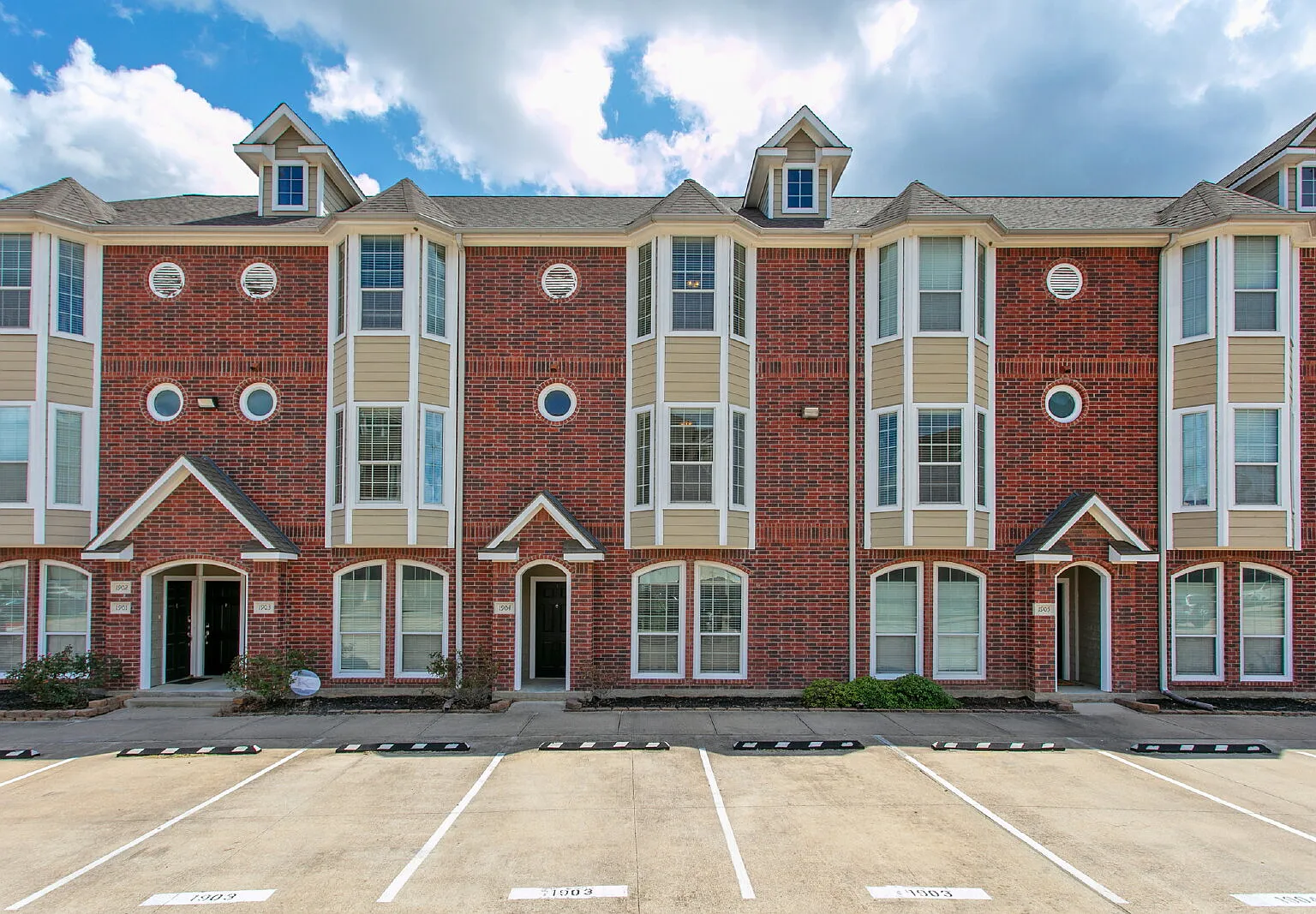 4 bed, 4.5 bath, 1856 sqft, $1,800 — Photo 2