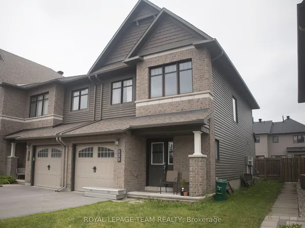 139 Sweetwater Ln, Ottawa, ON K2T 0L3