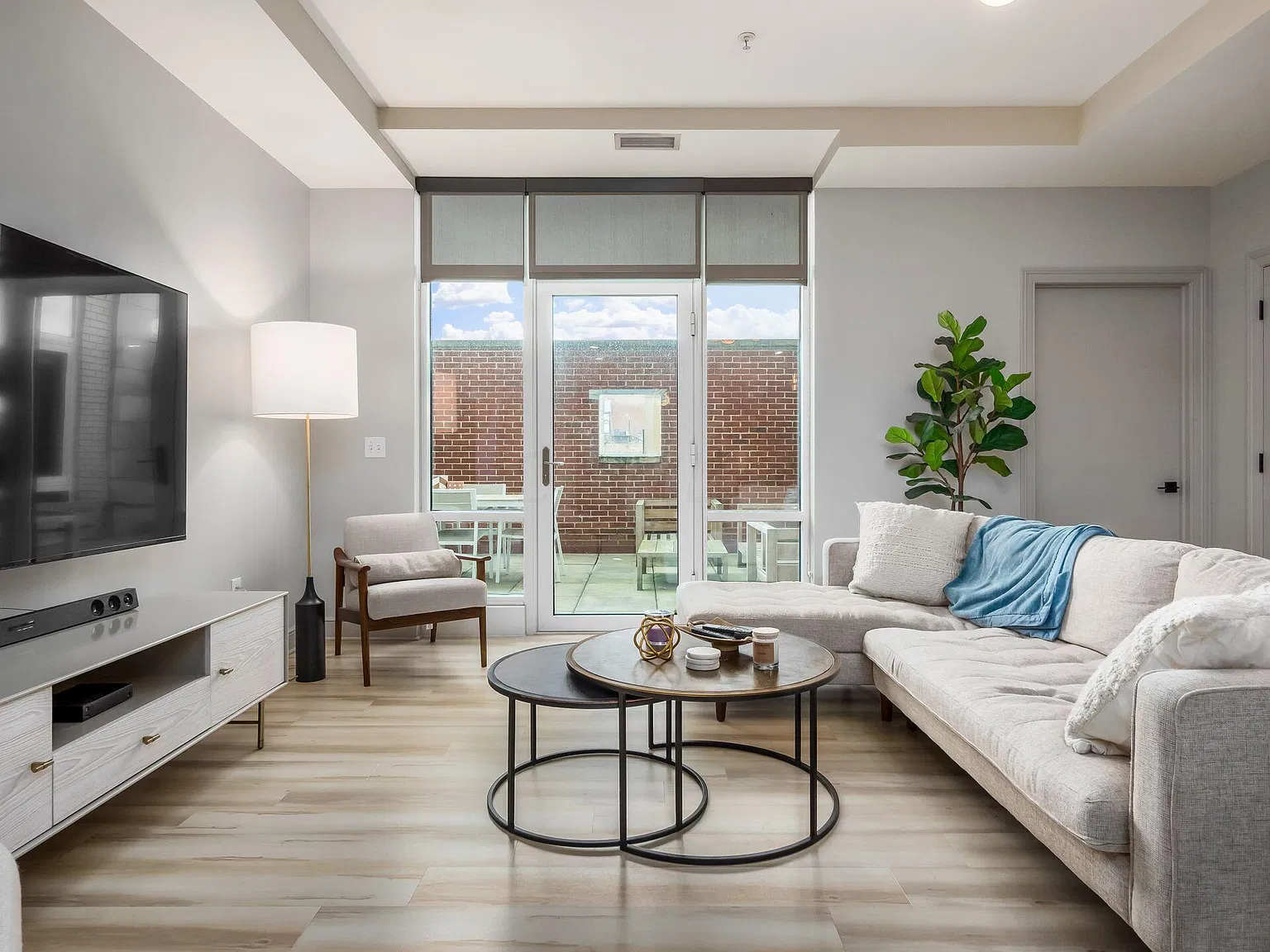 2 bed, 2.0 bath, 1290 sqft, $2,400 — Photo 2