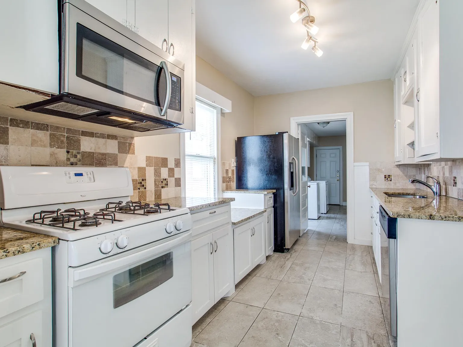 3 bed, 1500 sqft, $2,950 — Photo 2