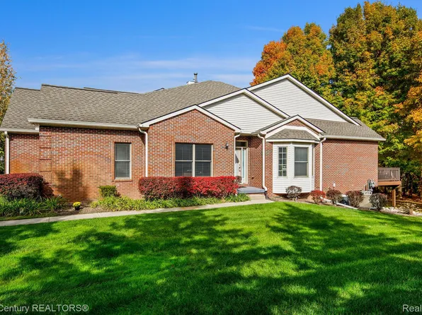 9506 Kingsway Cir, Clarkston, MI 48348