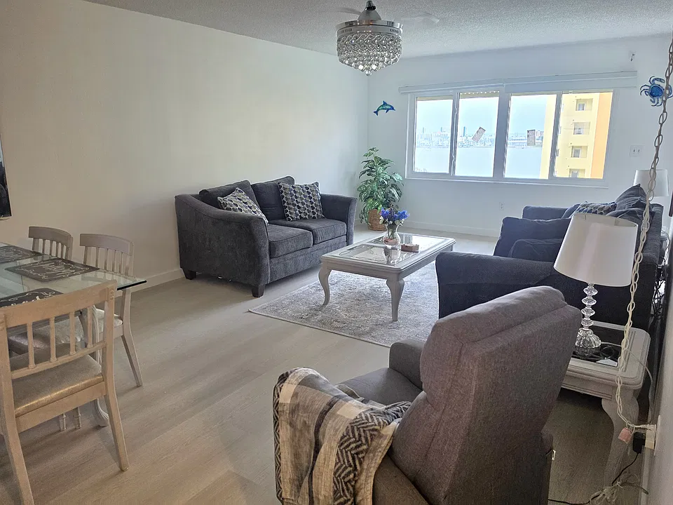 4550 Cove Cir #808