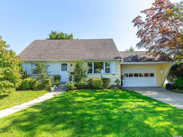 26 Berry Place, Albertson, NY 11507