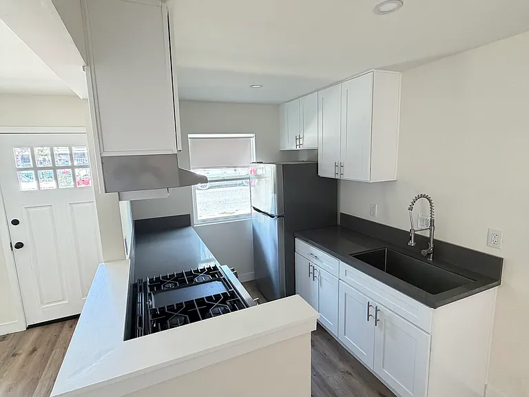 208 S Oak St — Photo 4