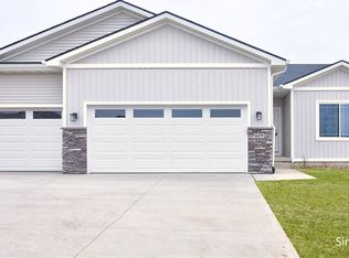 9466 Emilia Ln, West Des Moines, IA 50266