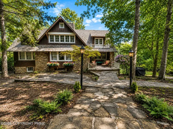 204 Lake Rd, Pocono Manor, PA 18349